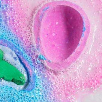 Brontosaurus Fun Ei Badebombe Frühling 2019 Die Brontosaurus Fun Ei Badebombe löst sich sprudelnd im Wasser auf