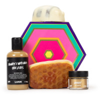 caja de regalo Honey Caja de regalo Honey de diseño colorado con un jabón, un exfoliante labial, un gel de ducha y una barrita de masaje todos con miel