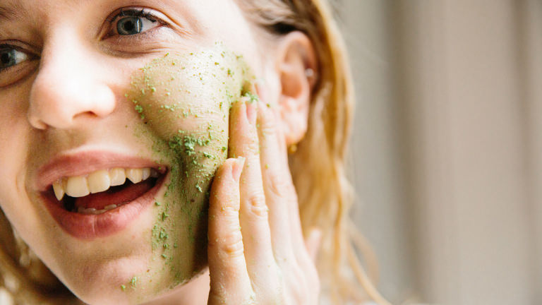 Starte strahlend ins neue Jahr! Zum Beispiel mit unserem frischen Reiniger und Peeling Herbalism. Herbalism, unser frischer Reiniger für Gesicht und Körper, sorgt für eine ausgeglichene und revitalisierte Haut.