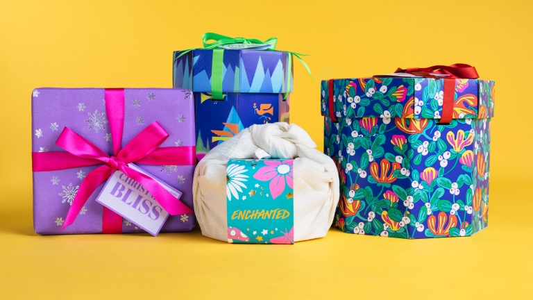 Samtliga julklappar från Lush är inslagna i miljövänliga material. Fyra färgglada julklappar utvalda för att ge julklappstips