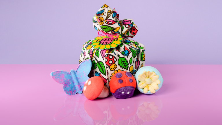 Garden Buds A square gift with colourful bath products around it