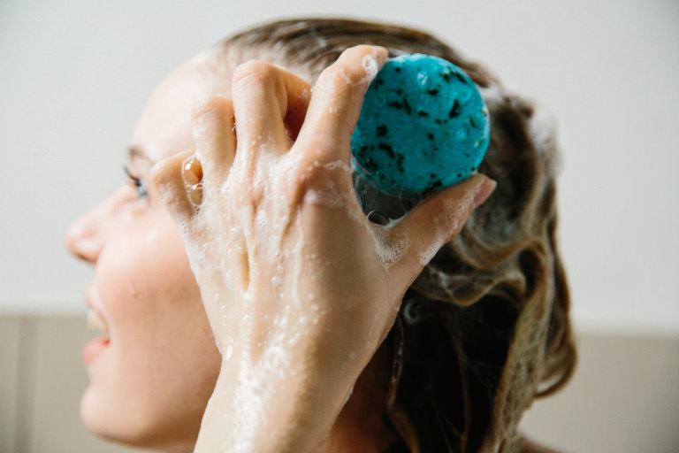 Schampo & schampokakor från Lush Seanik schampokaka löddras upp i håret