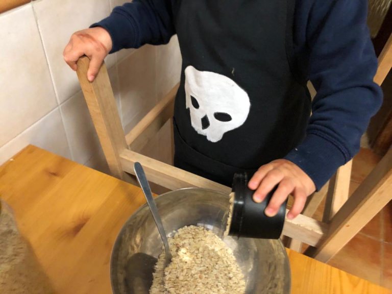 botes negros de Lush para hacer una receta con su niño Leo empezando con la receta de galletas de avena y coco usando los botes negros de Lush