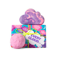 regalo relajante Every Cloud Regalo Every Cloud con nubes rosadas en el envoltorio, una burbuja de baño en forma de nube y una bomba de baño ambos de color morado con lavanda