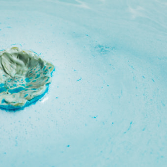 Floating Flower Badebombe Muttertag 2019 Hellblaue Badebombe sosrg für milchiges Wasser in der Badewanne