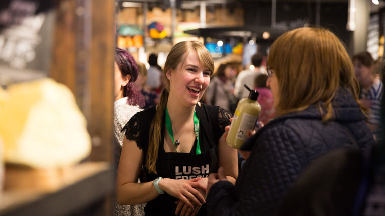 Lush Shop Mitarbeiterin Lush Jobs, Shop-Mitarbeiterin