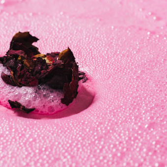 Rose Bombshell Ei Badebombe Frühling 2019 Die Rose Bombshell Ei Badebombe löst sich sprudelnd im Wasser auf