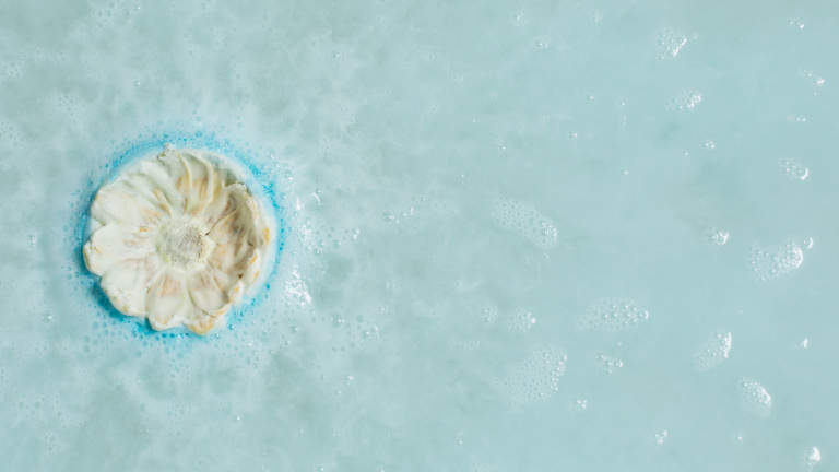 Floating Flower bomba de baño zero waste baño relajante lavanda floating flower bomba de baño que se disuelve en la bañera dejando el agua de color azul y con una flor flotando