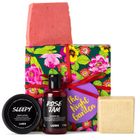 regalo relajante The Night Garden El contenido del regalo The Night Garden, una caja de regalo con flores y gel de ducha, jabón, manteca e hidratante corporal alrededor en un fondo azul
