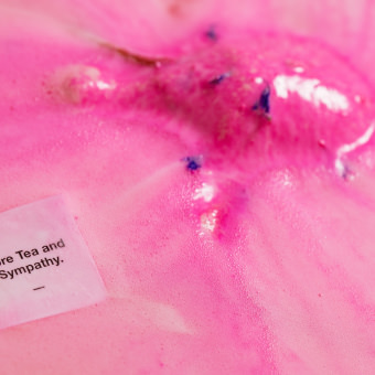 More Tea Sympathy Badebombe Muttertag 2019 Pinke Badebombe in Form eines Teekessels löst sich sprudelnd im Wasser auf