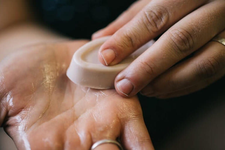 Ge din hy den kärlek den förtjänar Ansiktsbehandling hemma med toner, ansiktsmask, ansiktskräm och serum