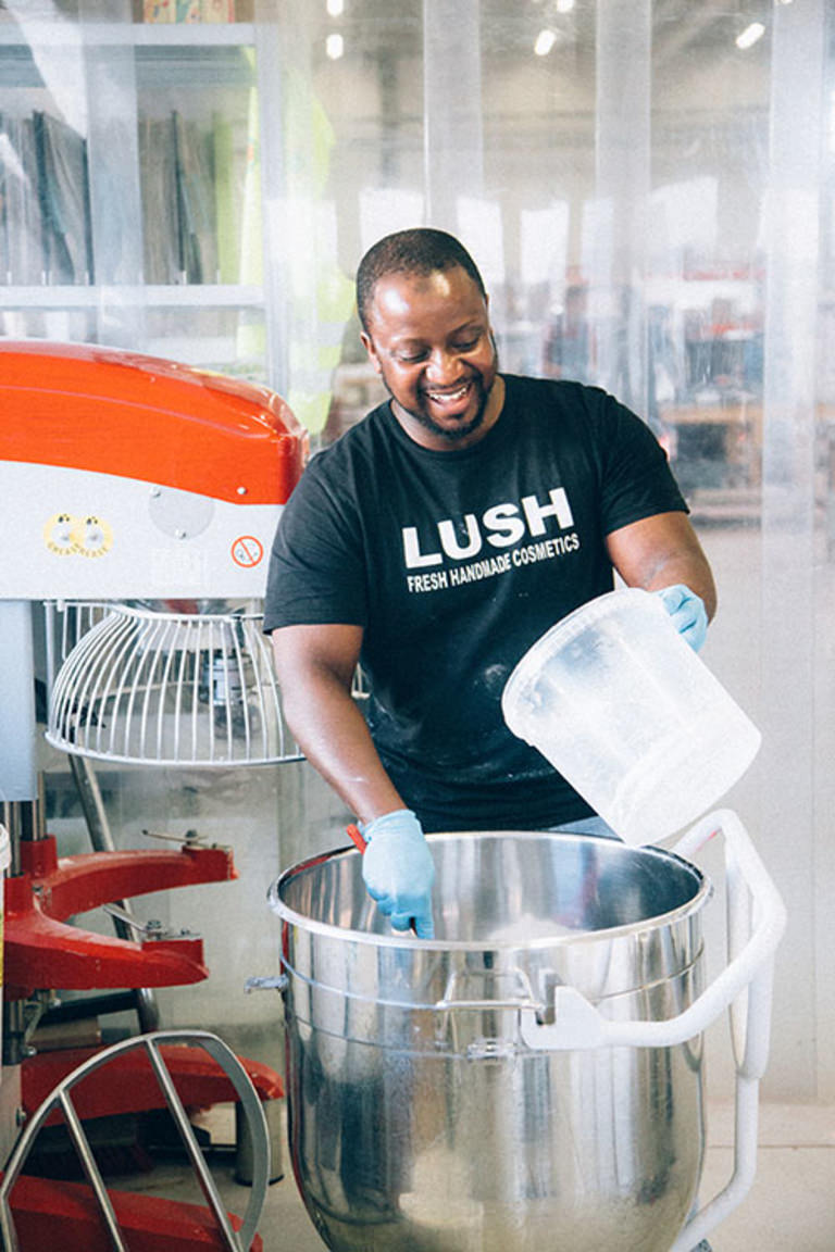 Lush Manufaktur Düsseldorf Mitarbeiter beim Produktanmischen Lush Manufaktur Düsseldorf Mitarbeiter beim Produktanmischen