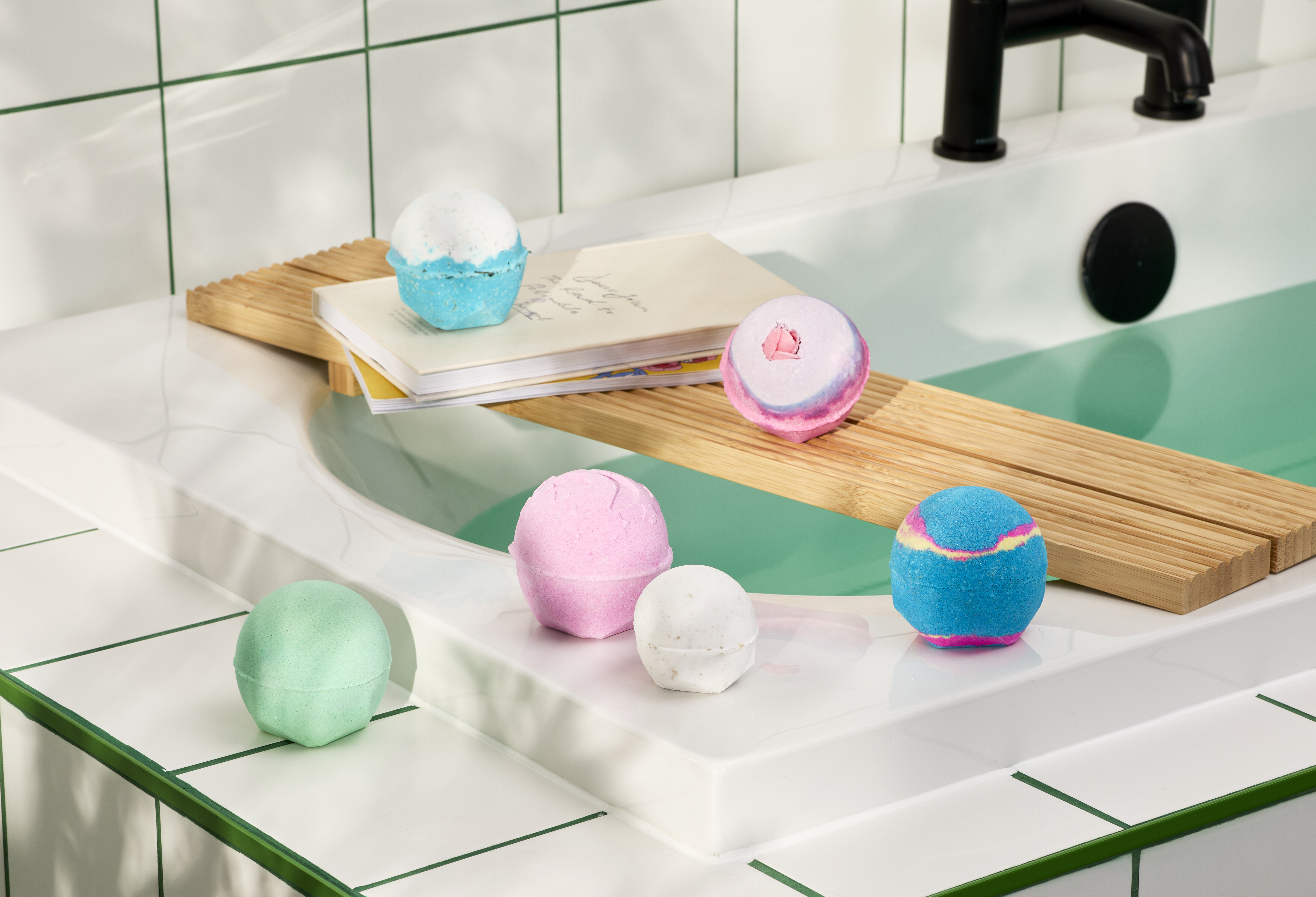 バスボム ｜かわいいカラフルバスボム | LUSH | LUSH