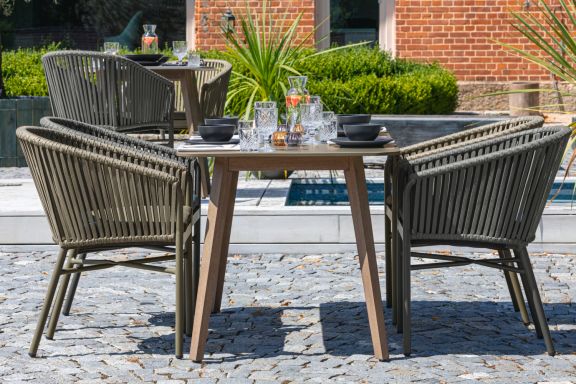 Stoelen Esperia gecombineerd met een gedekte, rechthoekige houten tafel
