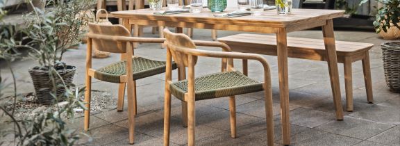 Immagina il tuo angolo all’aperto: sedie Mando in legno chiaro e verde, che si fondono armoniosamente con un tavolo rettangolare dallo stesso legno luminoso. Un invito a goderti momenti di serenità, circondato dalla bellezza semplice della natura e dal calore di un design raffinato.