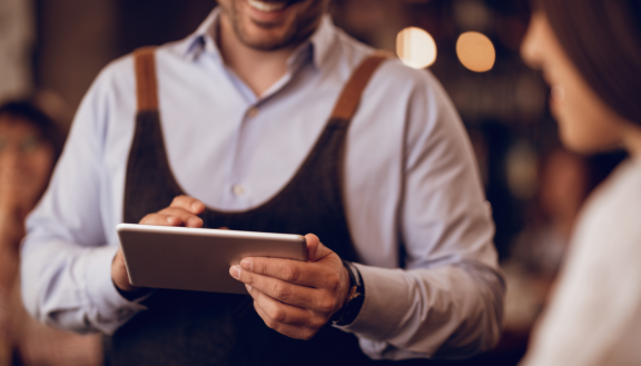 Ein Mann mit einem Tablet in der Hand.