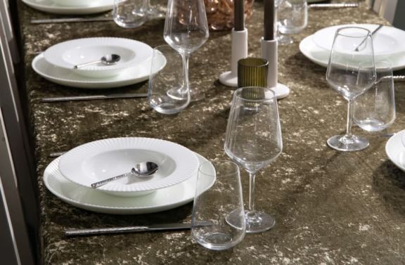eingedeckter Tisch mit Porzellangeschirr, Gläsern - dazu Besteck von Sola
