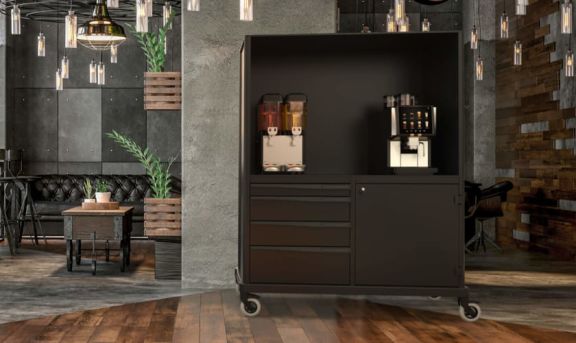 Sideboard von QUATRO in braun in einem Gastraum ausgestellt auf Rädern
