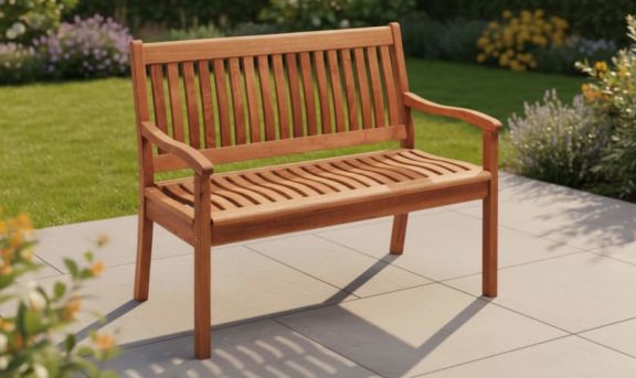 Gartenbank von Rondo aus FSC-zertifiziertem Holz in der Farbe natur auf einer Terrasse