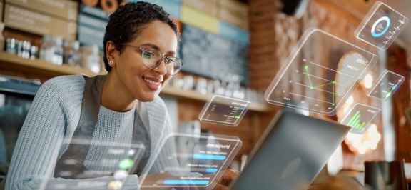 Dame am PC mit verschiedenen Software-Lösungen
