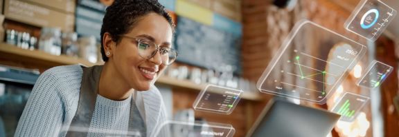 Dame am PC mit verschiedenen Software-Lösungen