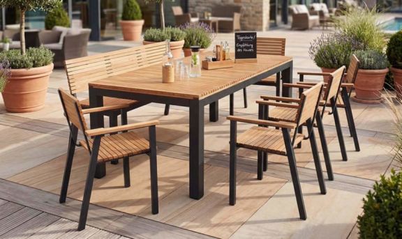 Gartenmöbel-Set Sassa aus FSC-zertifiziertem Robinienholz und Aluminium von Rondo auf einer Hotelterrasse platziert