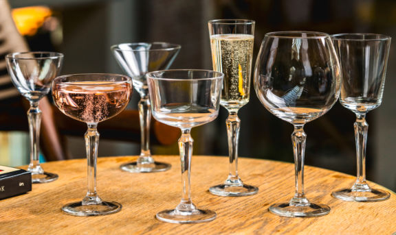 Verschiedene Glasarten für Cocktails und Wein von ONIS
