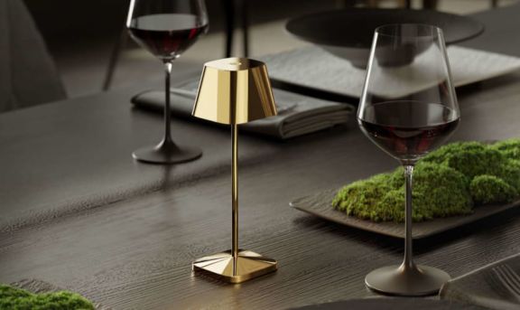 Tischlampe in gold von Villeroy & Boch in einer Restaurantkulisse auf einem einem gedeckten Tisch platziert