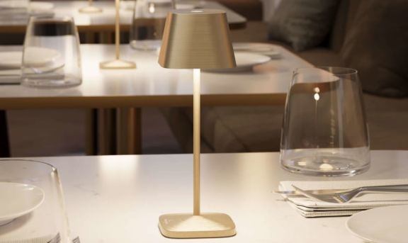 Tischlampe in metallic Optik von Sompex auf einem gedeckten Tisch, innerhalb eines Restaurants platziert