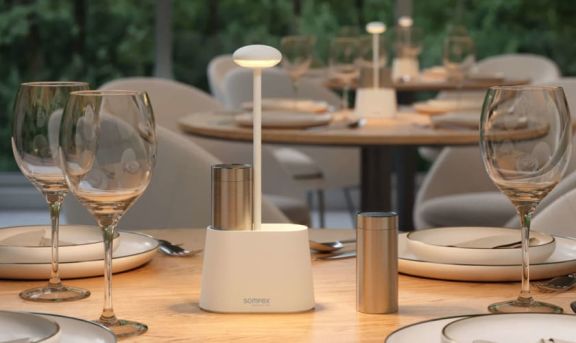 Weiße Tischlampe von Sompex auf einem gedeckten Tisch, innerhalb eines Restaurants platziert