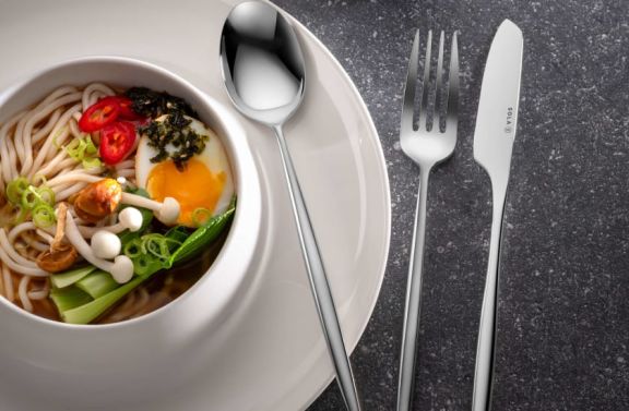 Besteck-Serie Osaka von Sola neben neben einem Ramen-Gericht platziert