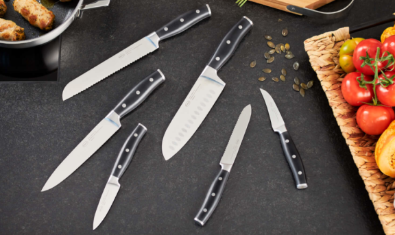 Verschiedene Kuechenmesser von Roesle auf einer Arbeitsplatte