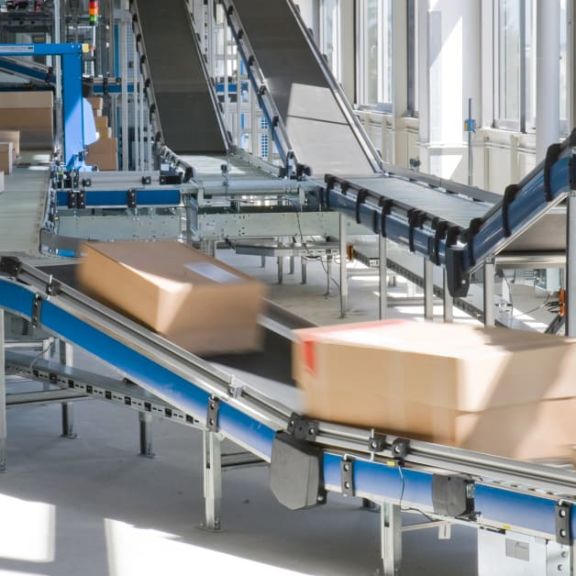 Transportbånd for pakker i et stort logistikksenter