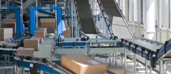 Blick in eine Logistik mit Förderbänder für Pakete