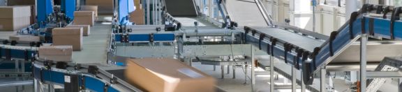 Blick in eine Logistik mit Förderbänder für Pakete