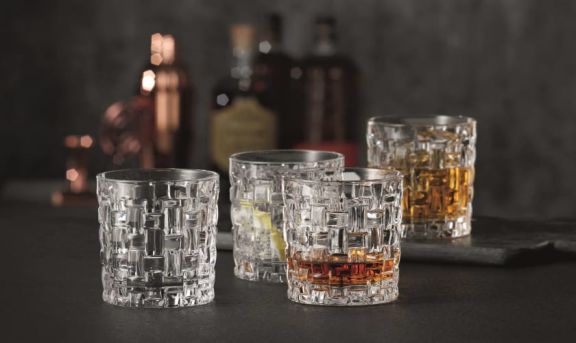 Whiskeygläser von Nachtmann auf einem Tisch mit Inhalt