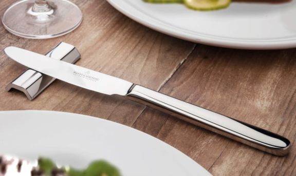 Nahaufnahme eines Messers von Picard & Wielpütz auf einem Holztisch platziert