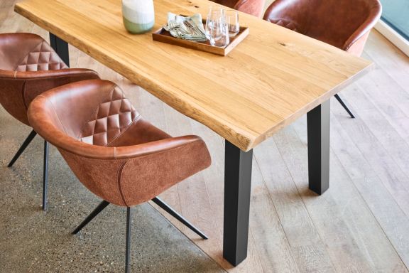 Stoel Yankee in kunstleer, passend bij een houten tafel