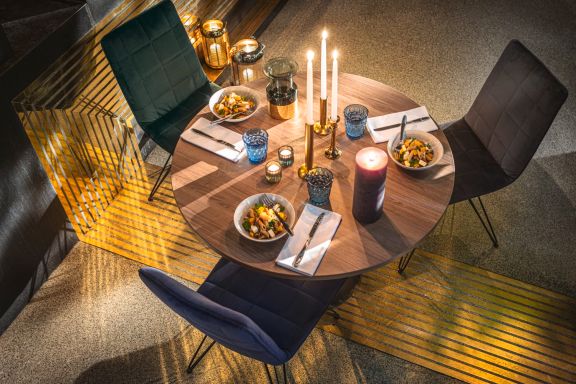 Fluwelen stoel Milaria en houten tafel