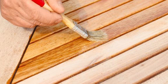 Poröses Teakholz wird mit Teakholz entgrauer behandelt.