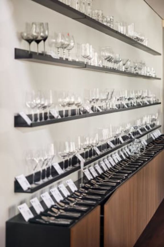 Glas i alla dess former samt bestick i alla stilar