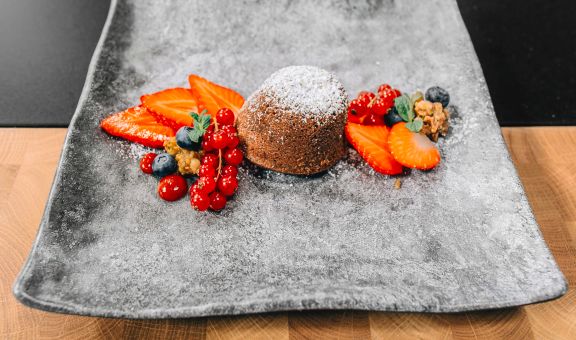 Lavakuchen mit marinierten Erdbeeren, auf Minz-Pesto mit Erdbeergel