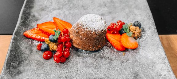 Lavakuchen mit marinierten Erdbeeren, auf Minz-Pesto mit Erdbeergel