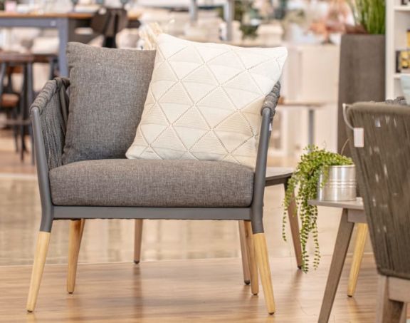 Sessel mit Kissen im Showroom