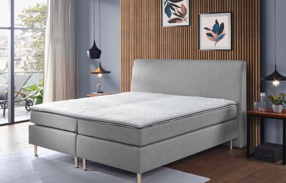 Hotelzimmer mit Meerblick - Interior mit brauner Couch