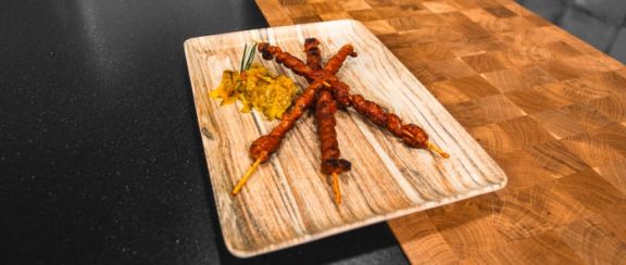 gewürzte Grillspieße auf einer Platte