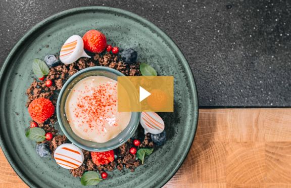 Warmer Lemon-Curd auf gebackenen Schokoladenstreuseln mit frischen Beeren und Baiser-Tupfen