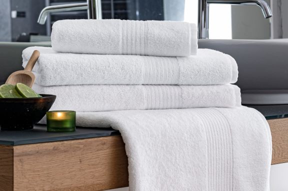 modernes Badezimmer flauschigen Handtüchern