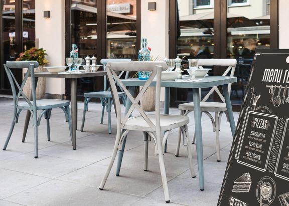 Blick auf ein Straßencafe mit VEGA Stühlen Atelio