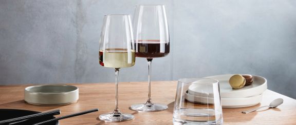 Rot- und Weißweinglas auf einem Tisch
